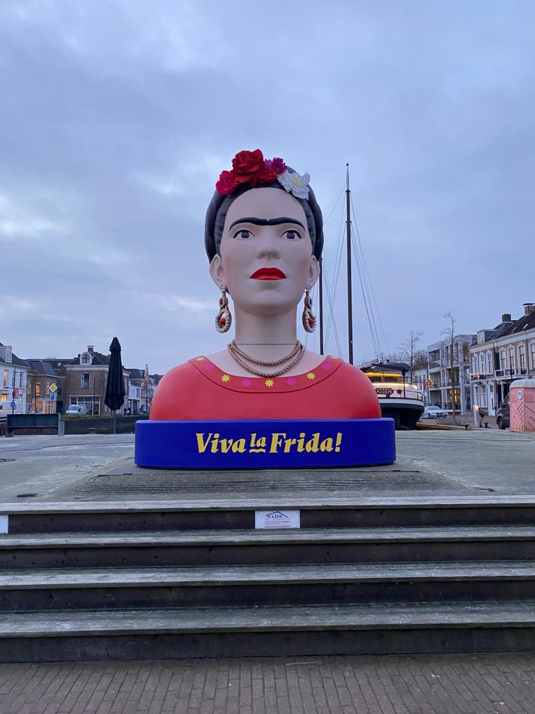 Buste Frida op de kop van de Vaart